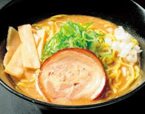 豚骨・魚介だしが効いた新豚塩スープ！
札幌観光大使を務める店主が作る、ラーメン虎の人気メニュー『琥珀』