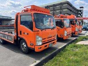 オレンジ色のトラックが当社のトレードマーク