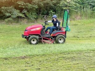 ゴルフ場の環境を整える重要なお仕事です◎ 芝刈り機や専用の機械を使いますが 経験も資格も必要ありません！
