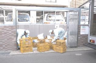 仙台市の資源回収でおなじみの黄色い箱を配布・回収し、缶・びん・ペットボトル等の収集。その他、車両誘導・安全確認等を行います。