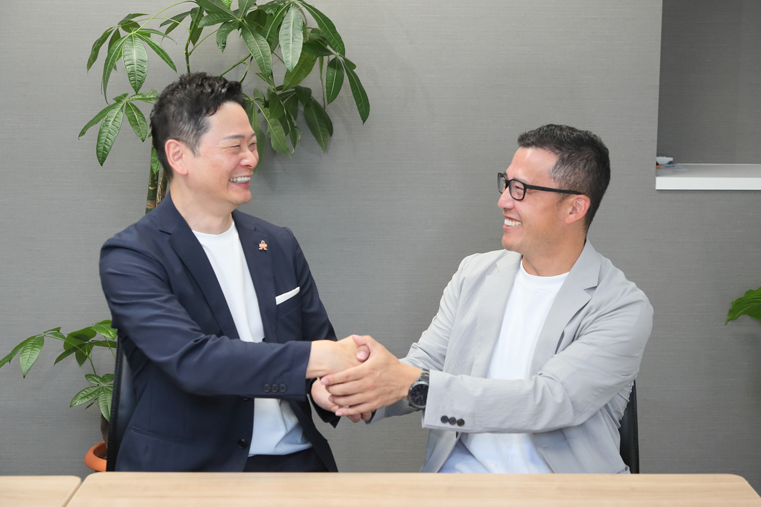 握手する青木社長と若松社長