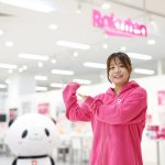店内の紹介をする橋店長