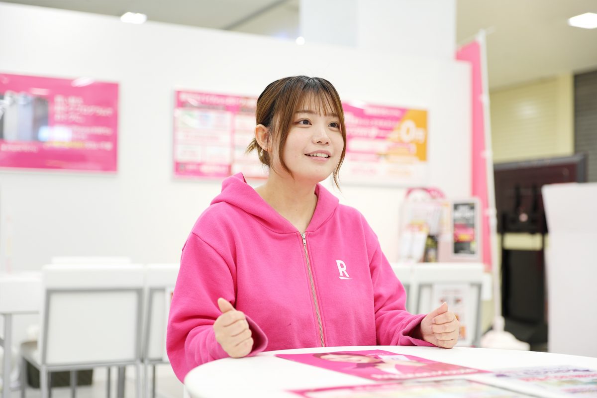 インタビューを受ける橋店長
