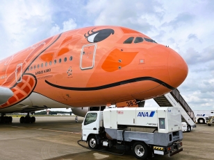 (1)航空機内の清掃とセットアップ作業(2)航空機の汚水処理作業