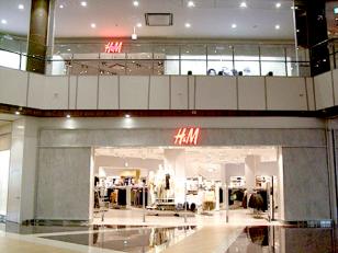 イオンモール小松の2フロアにわたる明るく広い店内