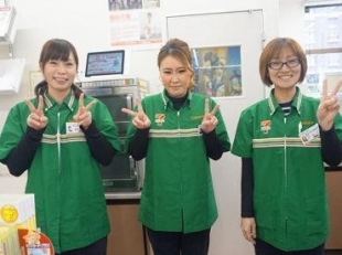 セブンイレブンのコンビニスタッフ