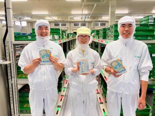 パンの仕分け作業／パン工場