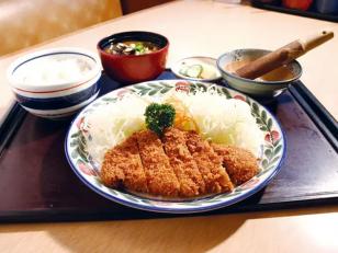 とんかつ店のホールスタッフ