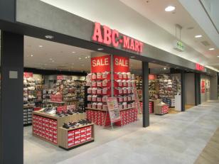 靴売り場の接客スタッフ