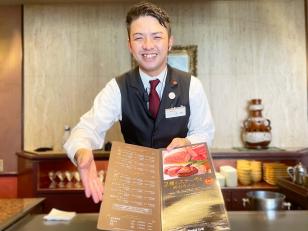 鉄板焼ステーキ店のホールスタッフ