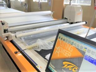 縫製工場での裁断師