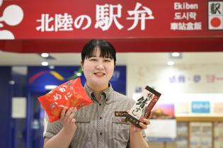 JR金沢駅構内の駅弁販売スタッフ