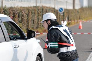 横浜市内ガス工事現場の交通誘導スタッフ