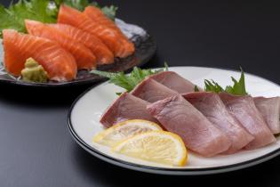 スーパーの鮮魚部門における陳列・商品づくりスタッフ
