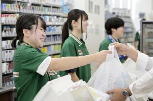 富山駅内の販売スタッフ