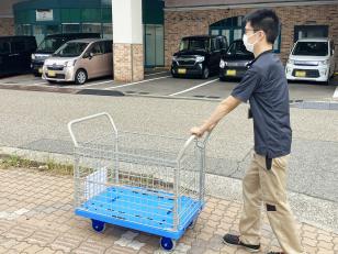 商品の運搬スタッフ