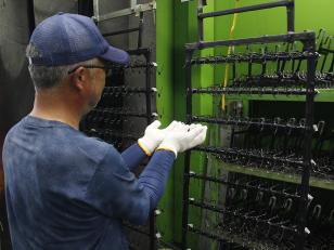 金属表面処理加工スタッフ