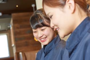 最初は先輩スタッフがマンツーマンで仕事を教えます。分からないこともすぐに聞けるので、飲食未経験や初めてのアルバイトでも安心して始められます。
