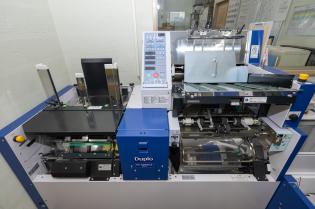 チラシの自動組み込み機を2台導入しており、手間のかかるチラシの折り込み作業はありません。