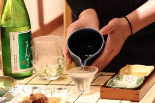 注ぎ方でお酒の美味しさが3割増しに!?