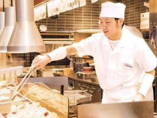 丸亀製麺の接客・調理スタッフ