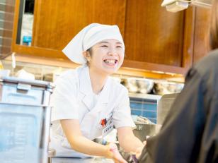 オープンキッチン内の接客・調理スタッフ