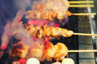 焼鳥屋のホールとキッチン補助
