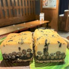 こちらは以前お出ししていた「自家製黒豆チーズケーキ」！こんなオリジナルスイーツもひそかに人気なんです！