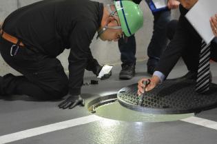 設備清掃および産業廃棄物収集スタッフ