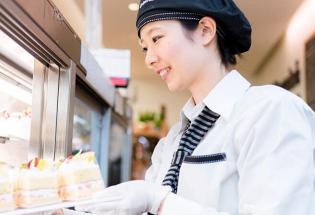 素敵な制服、大好きなお菓子に囲まれた職場です。 お菓子の販売、接客、品出しなどのお仕事です♪