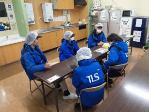 現場の作業改善を社員で話し合っています。