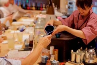 注ぎ方でお酒の美味しさが3割増しに!?
