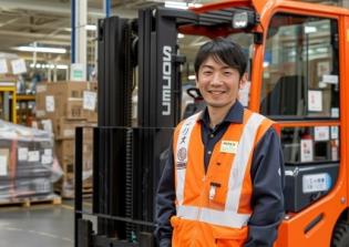 倉庫内でのフォークリフト作業