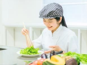 数名のスタッフで協力しながら、毎日の食事提供を行っています★