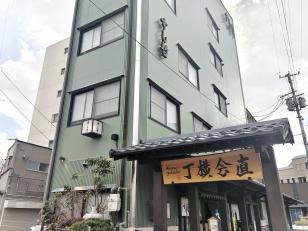 「握る手に心。」それが塩竈すし哲の企業理念です。