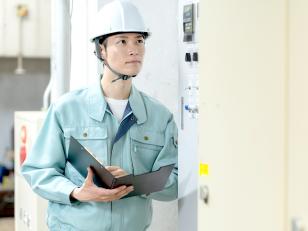 半導体生産設備の点検・保全スタッフ