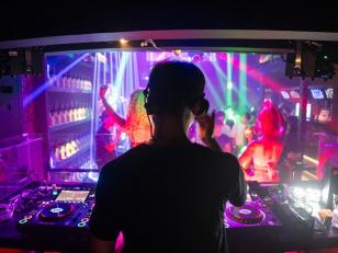 ナイトクラブのＤＪ