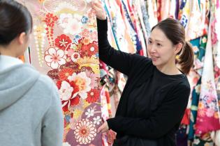 振袖・袴レンタル店での接客アドバイザー担当