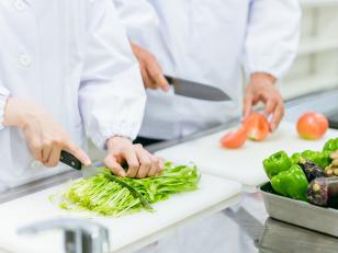 給食センターの調理補助スタッフ
