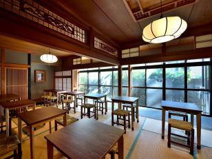 生麩甘味処のサービスタッフ