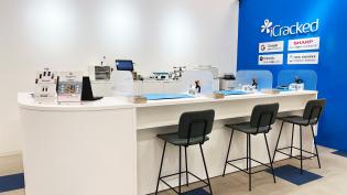 スマホの修理店での接客スタッフ