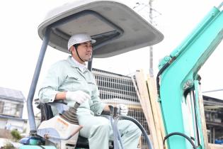 建設現場の重機オペレーター