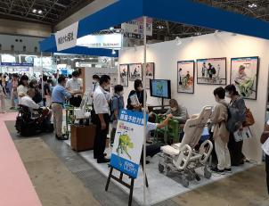 写真は、自社で開発した介護ロボットを東京の展示会に出展している様子。盛況です！