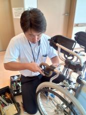 車椅子のメンテナンスの様子。詳細なマニュアル×先輩たちのサポートでビギナーさんも安心！