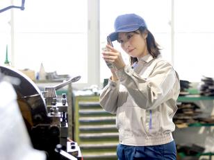 自動車部品成形機オペレーター