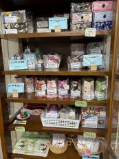 自主製品を陳列して販売も実施しています。