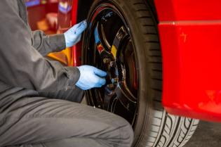 車のパーツ販売店でのタイヤ交換・洗車・コーティング