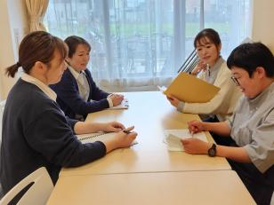 スタッフ間の情報交換はとても大事な時間です。