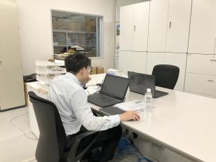 お菓子の営業スタッフ