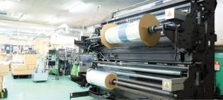 包装用袋の製造スタッフ